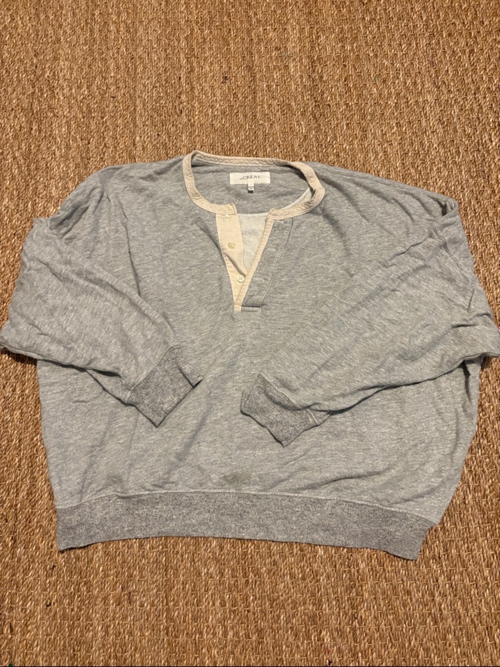 THE GREAT. Men's Light Gray Henley V-Neck Sweater with Cream Trim